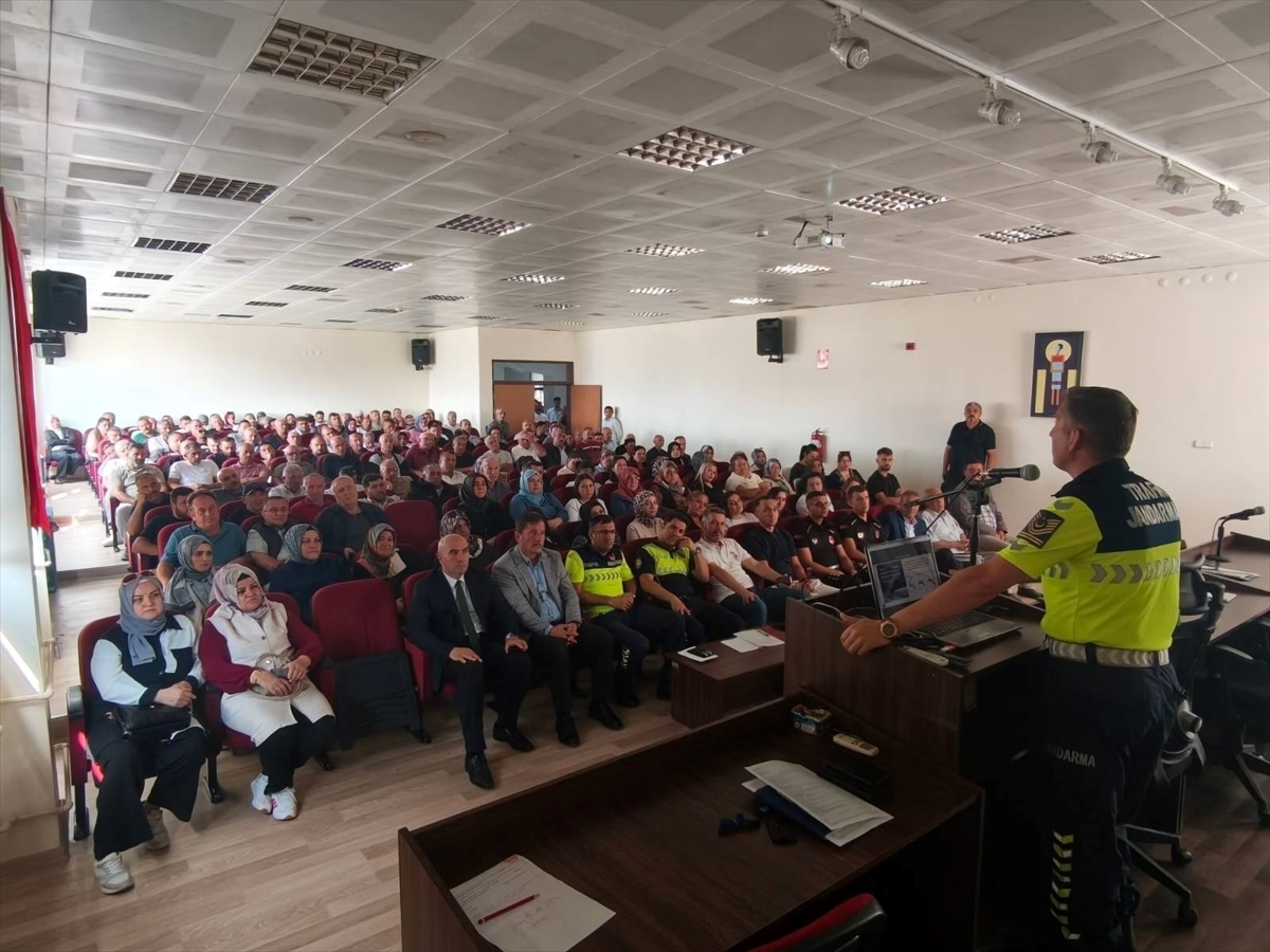 Çorum'da 155 okul servis aracı şoförü ve 72 rehber personel trafik eğitimine katıldı