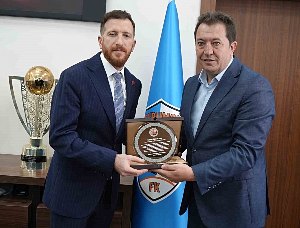 DAGC heyeti, Erzurumspor Başkanı Ahmet Dal'a Süper Lig'e çıkarma plaketi takdim etti