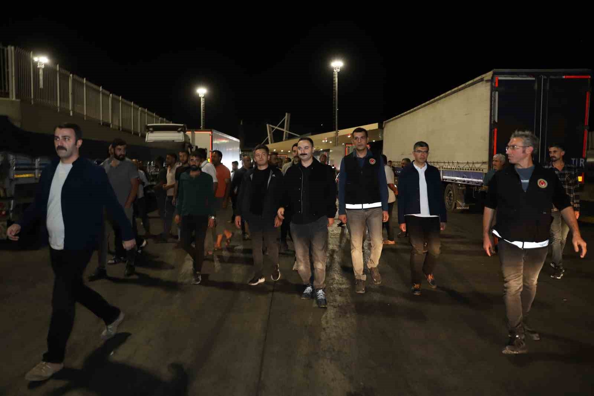 Doğubayazıt Kaymakamı Ayvat, Gürbulak Gümrük Müdürlüğü ve TIR Parkı'nı gece denetledi