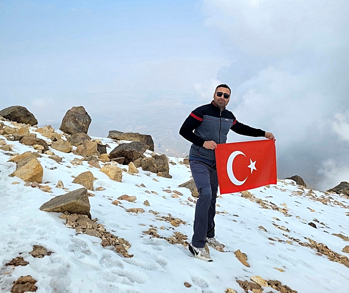 Düzce Üniversitesi öğretim üyesi Sacit, 4 bin 811 metrelik Savalan zirvesine ulaştı