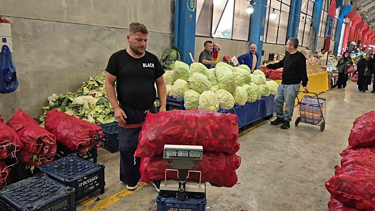 Düzceliler kışlık salça için pazara akın etti, salçalık biber 20 TL'den satılıyor