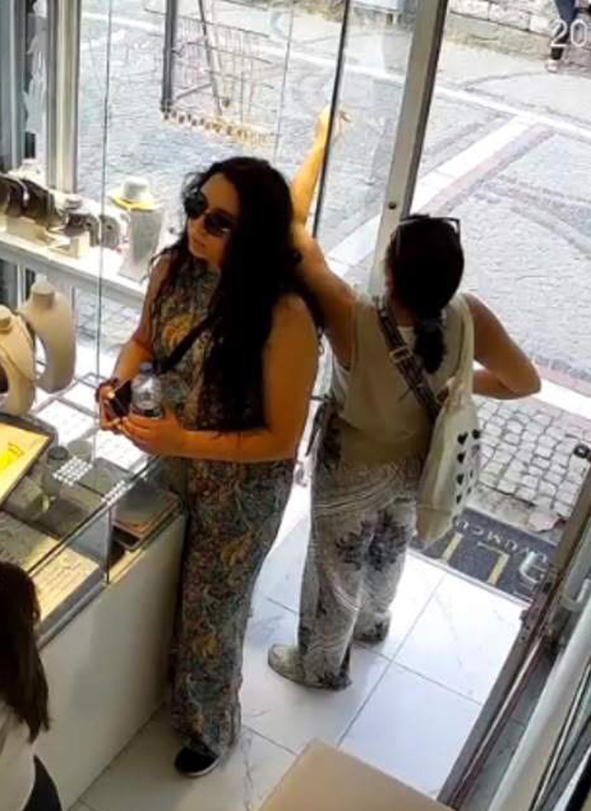 Edirne'de 2 kadın kuyumcu ve gözlükçüden 325 bin liralık altın ve gözlük çaldı