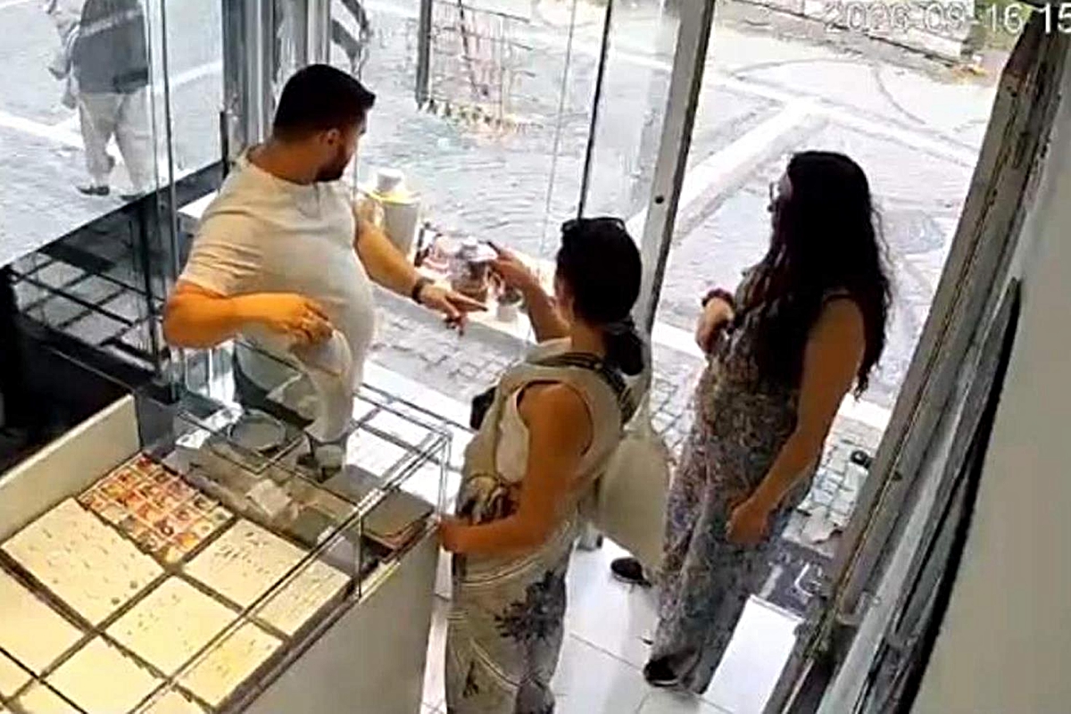 Türkiye'de soygun yapıp ülkelerine döndüler! İki kadının hırsızlık anı kamerada