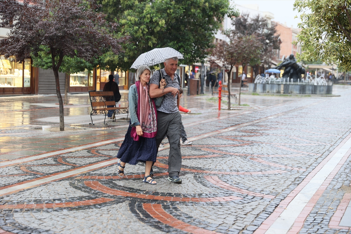 Edirne'de sağanak günlük yaşamı etkiledi, yarın akşama kadar sürmesi bekleniyor