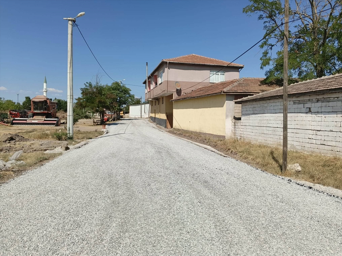 Edirne Havsa'da Necatiye köyünde 2,5 km sathi kaplama ve 700 m sıcak asfalt yapıldı