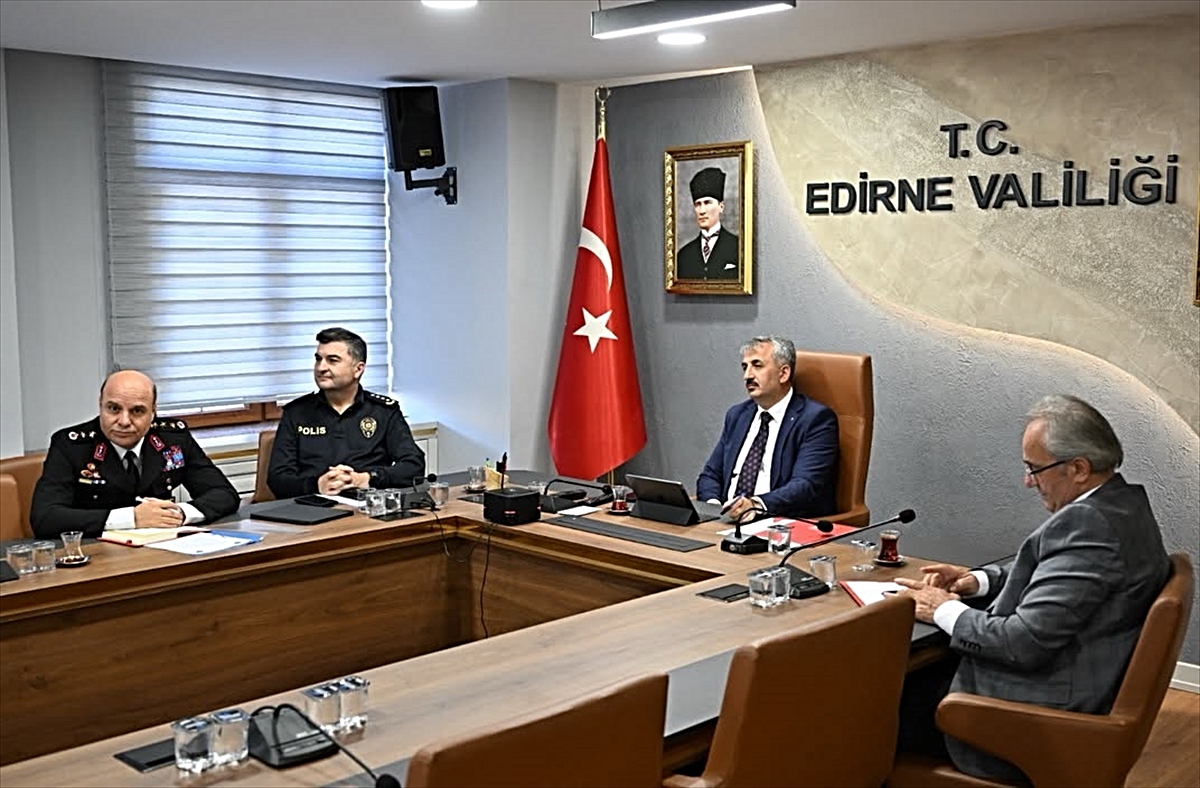 Edirne Valisi Sezer, 81 ilin katıldığı okul güvenliği toplantısında yer aldı