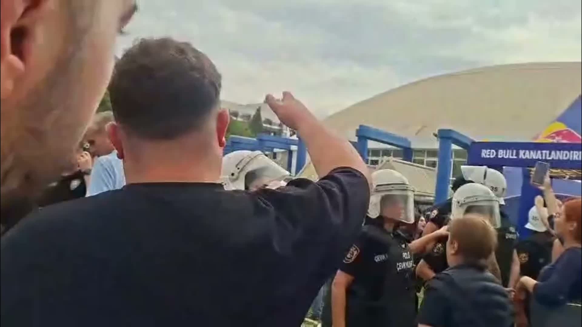 Ege Üniversitesi'nde karar protestosuna polis müdahale etti, 27 öğrenci gözaltında