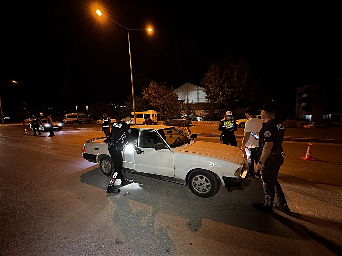 Elazığ'da polis, öğrenci yurtları ve üniversite çevresinde güvenlik uygulaması yaptı