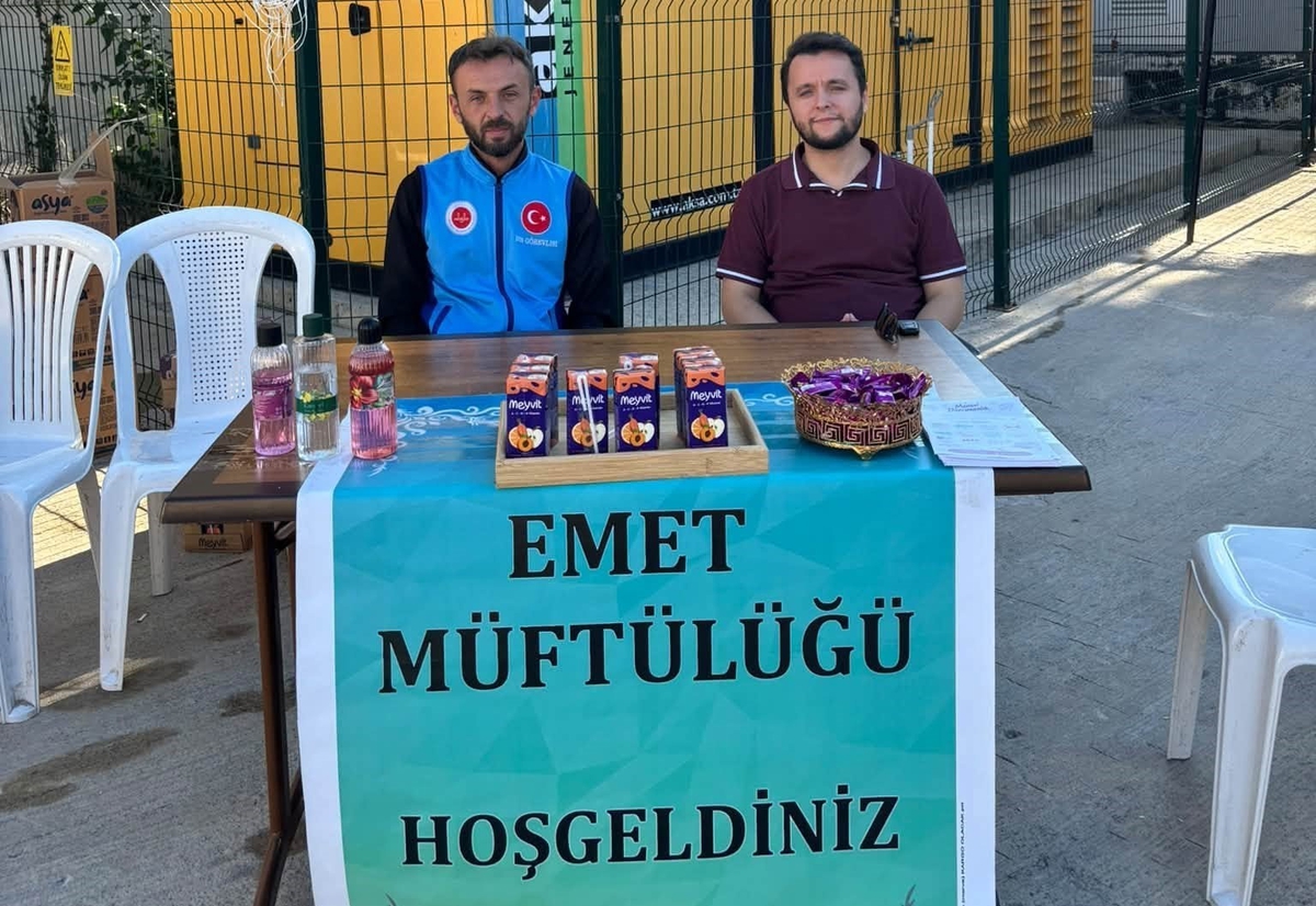 Emet İlçe Müftülüğü, KYK Yurdu bahçesinde manevi danışmanlık standı kurdu