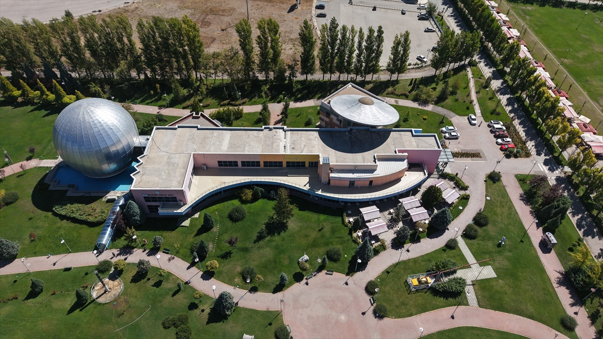ESA'nın kara delik filmini yapay zeka Türkçeleştirdi, Eskişehir'de gösteriliyor