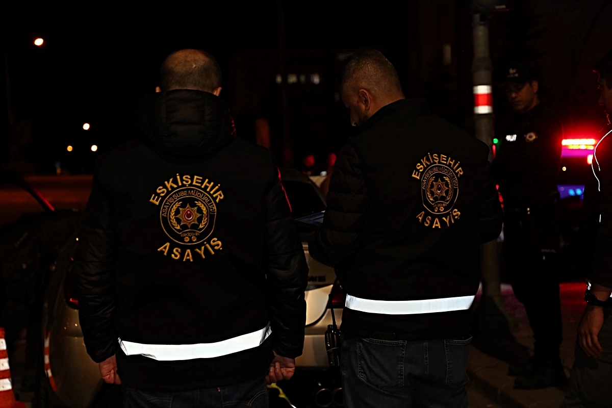 Eskişehir'de 100 polisli trafik denetiminde 13 sürücüye 60 bin 297 lira ceza kesildi