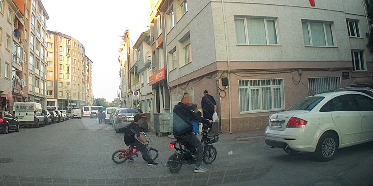 Eskişehir'de bisikletli çocuk ani dönüş yaptı, SUV sürücüsü frenle kazayı önledi