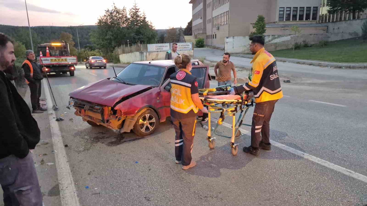 Eskişehir Odunpazarı’nda otomobil aydınlatma direğine çarptı, sürücü yaralandı