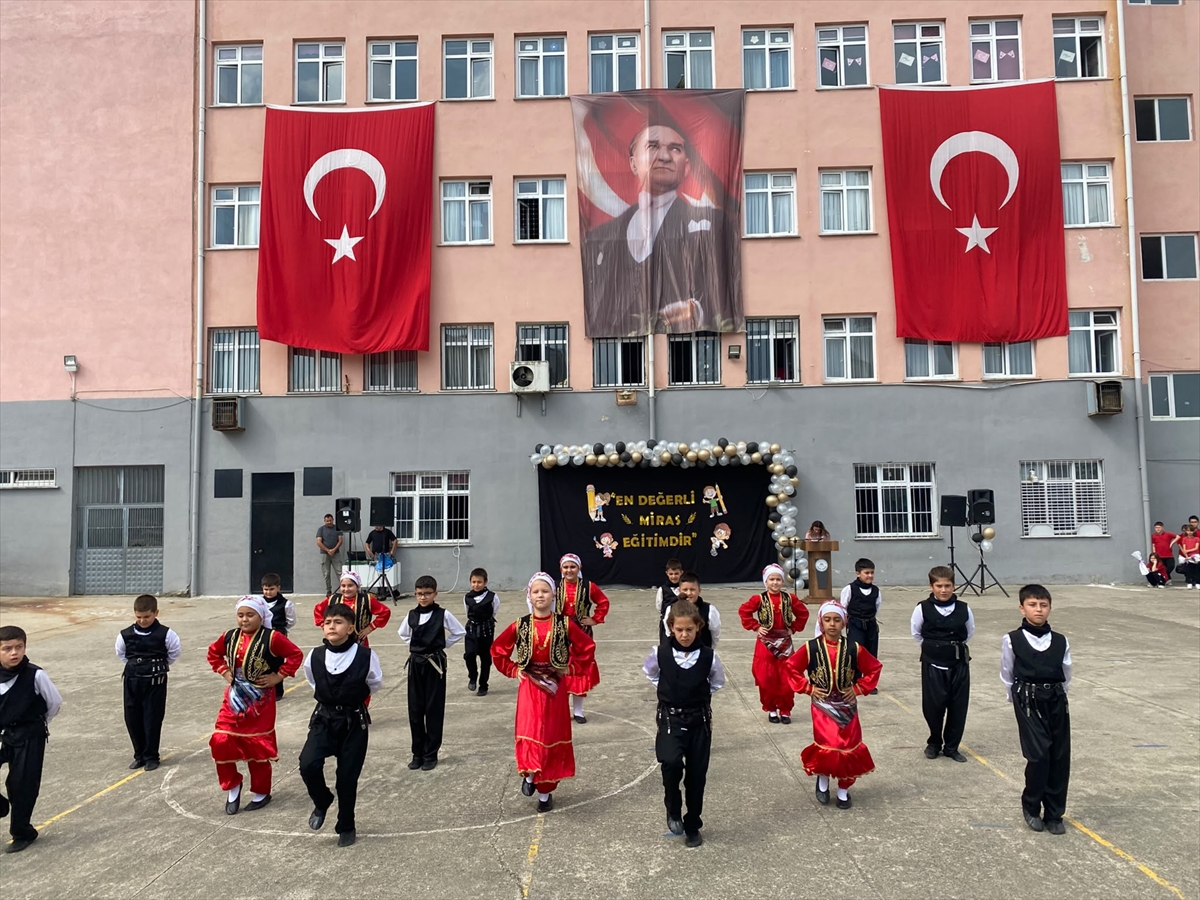 Espiye'de İlköğretim Haftası töreninde 4'üncü sınıflar yeni öğrencilere çiçek verdi