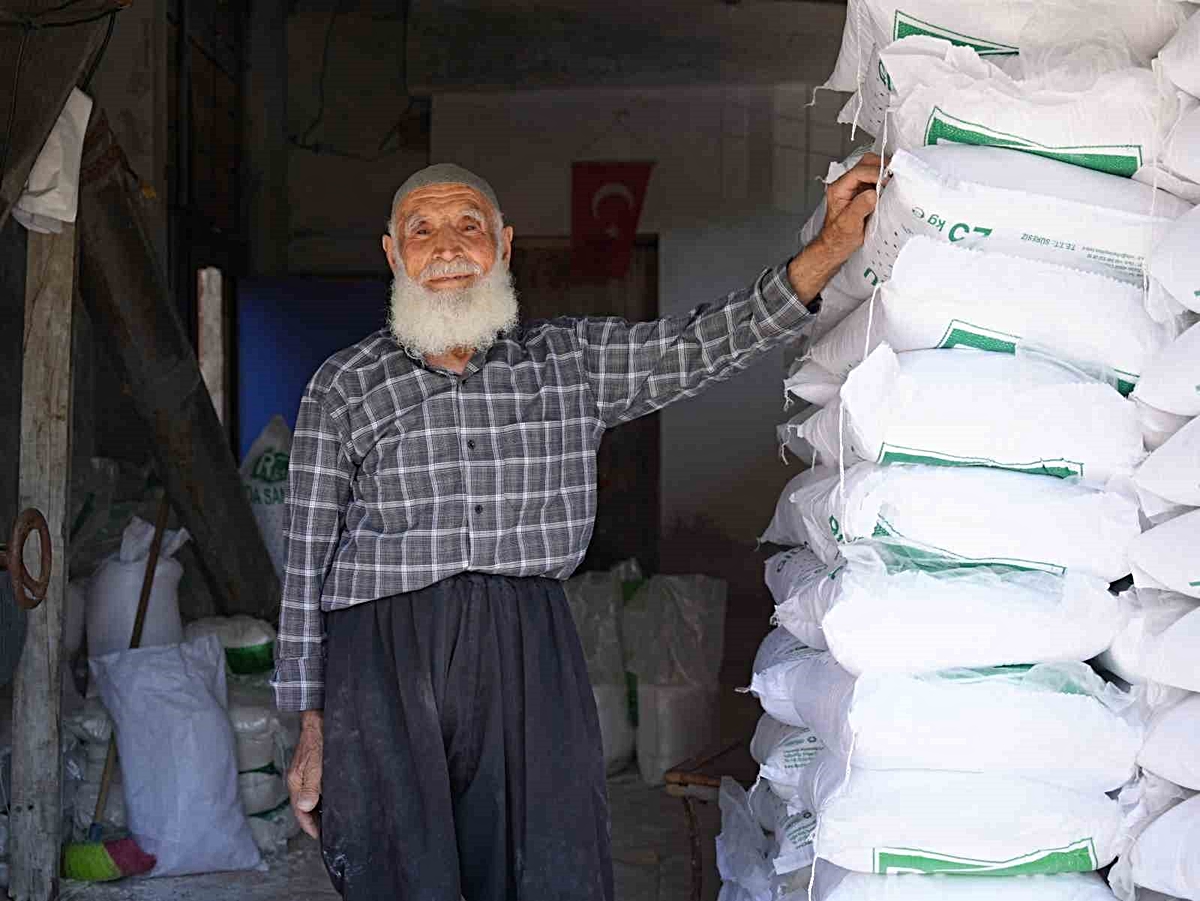 Gaziantep Oğuzeli'nde 84 yaşındaki Bekir İslamcan, 70 yıldır tuz öğütüyor