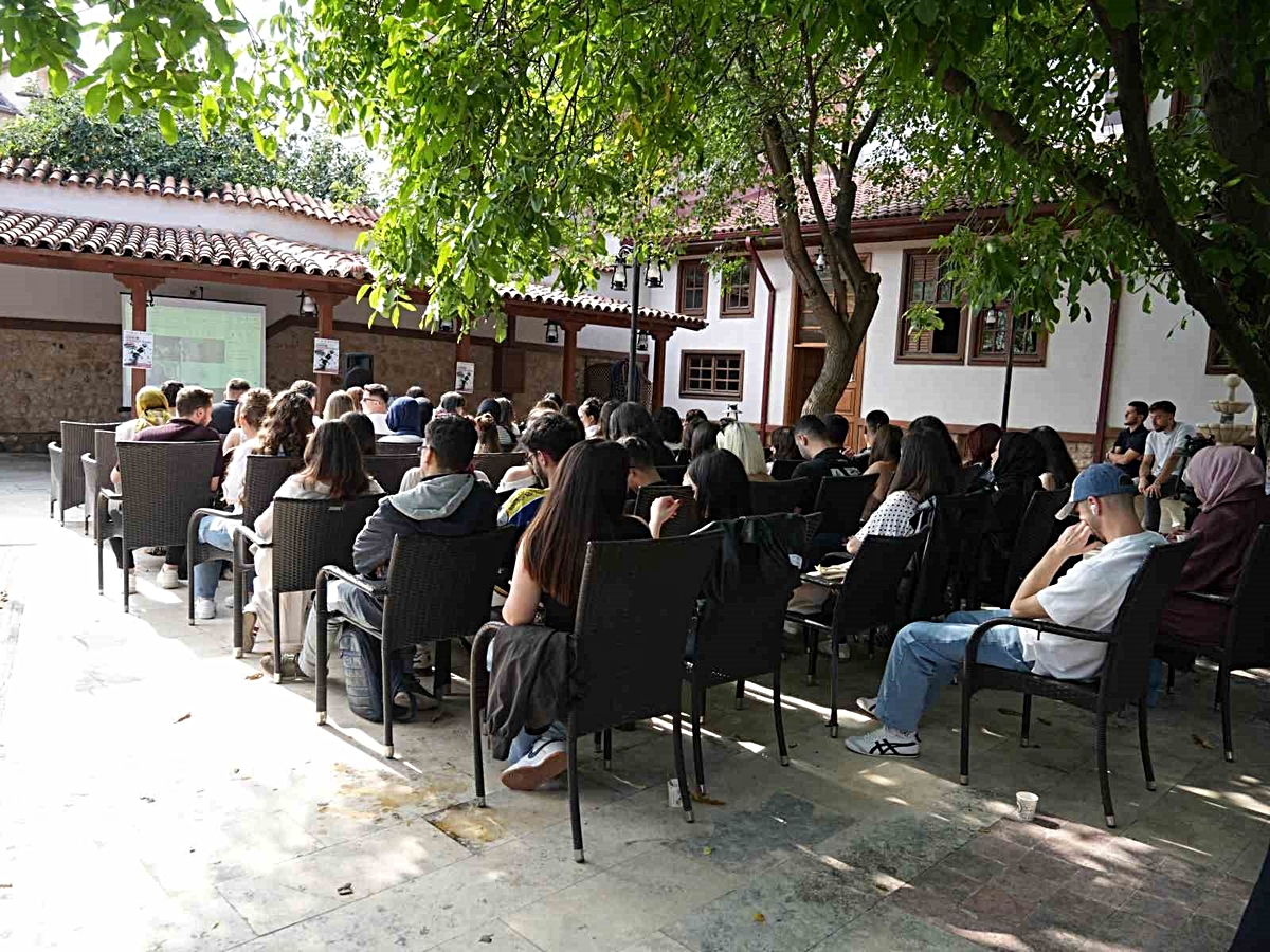 Gazze'de eğitim, 88 bin öğrenci için zorluklara rağmen sürdürülmeye çalışılıyor