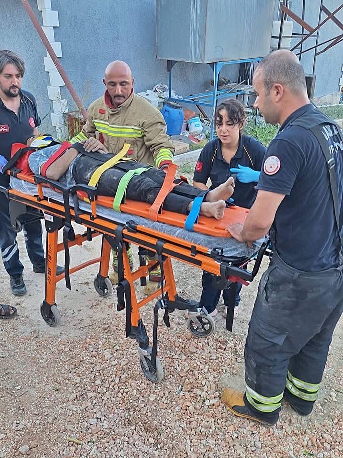 Hatay Altınözü Atayurdu'da devrilen traktörün altından 3 yaralı çıkarıldı
