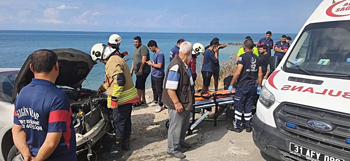Hatay Arsuz'da parktaki otomobile çarpan araç uçurumdan yuvarlandı, sürücü yaralandı