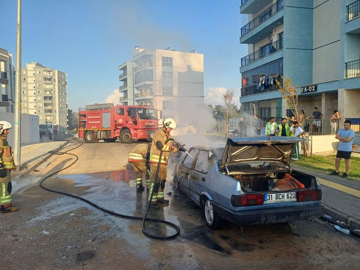 Hatay İskenderun'da park halindeki Tofaş'ın motoru alev aldı, araç kullanılmaz hale geldi