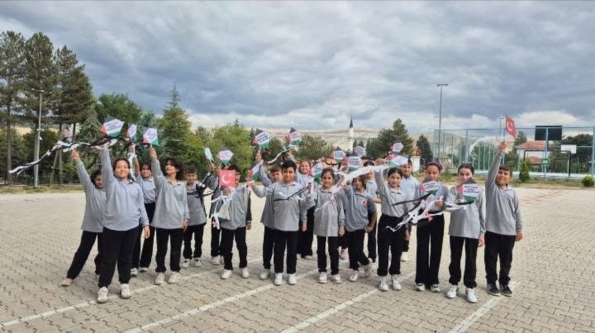 Hisarcık Anadolu İmam Hatip Lisesi 5. sınıf öğrencileri Gazze için uçurtma uçurdu