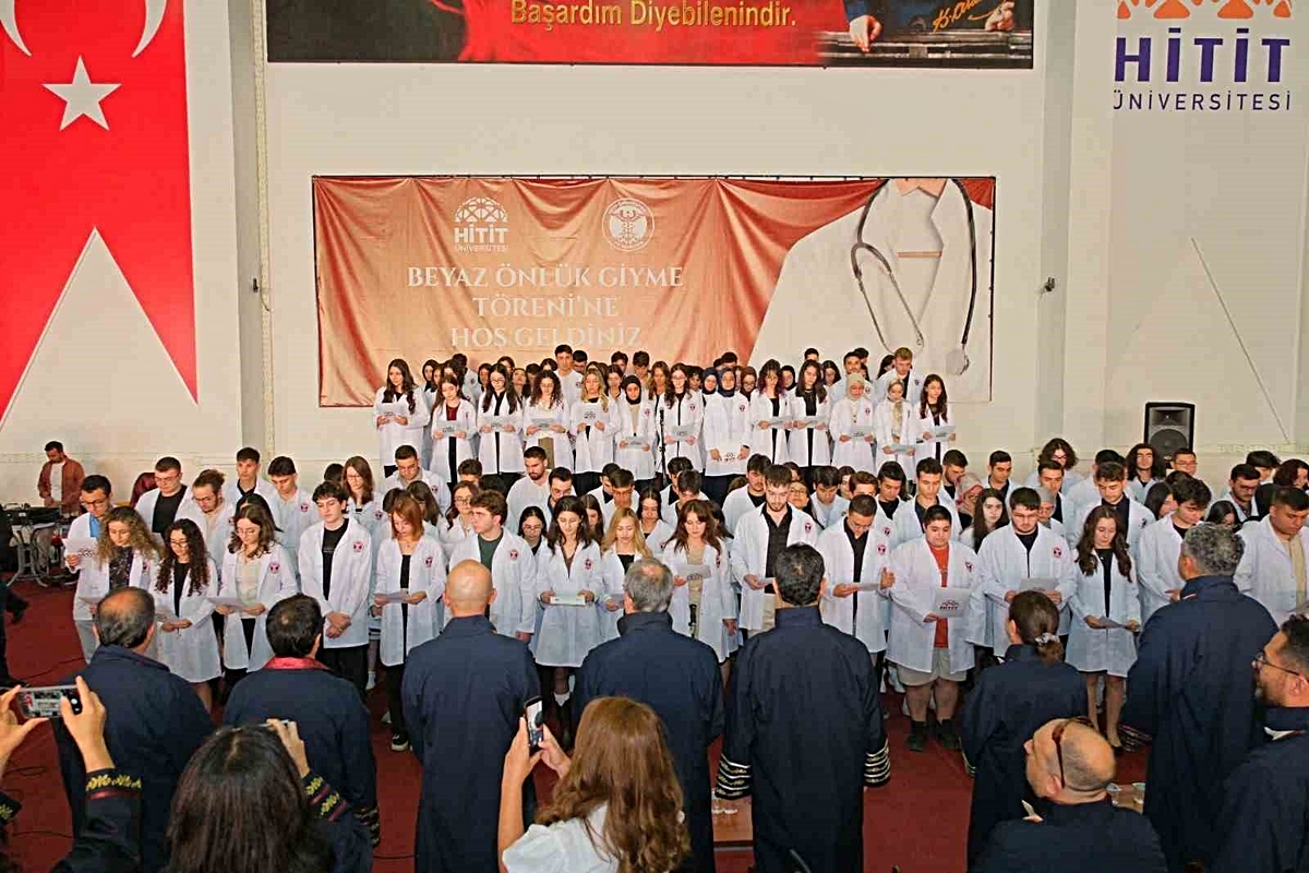 Hitit Üniversitesi Tıp Fakültesinde 139 öğrenci beyaz önlük giyerek hekimlik andını okudu