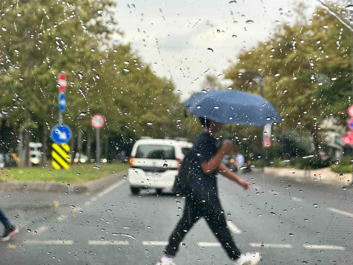 İstanbul'da beklenen yağmur etkili oldu, hazırlıksız yakalananlar zor anlar yaşadı