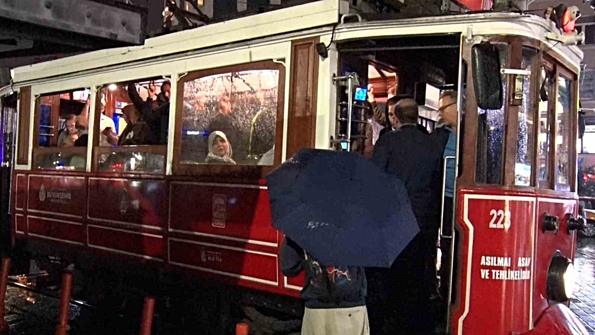 İstanbul'da sağanak hayatı zorladı, vatandaşlar metro ve tramvaya sığındı