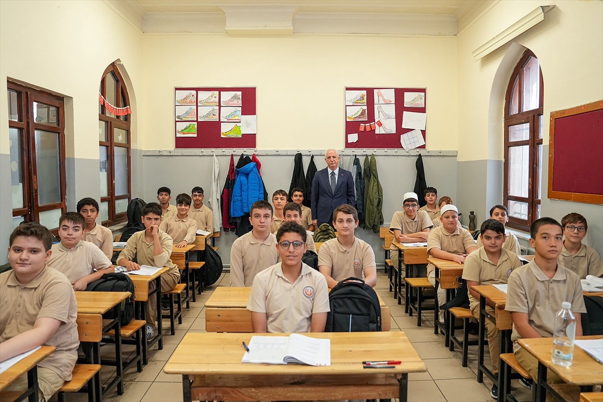 İstanbul Valisi Gül, Fatih'teki Fethiye İmam Hatip Ortaokulu'nda öğrencilerle buluştu