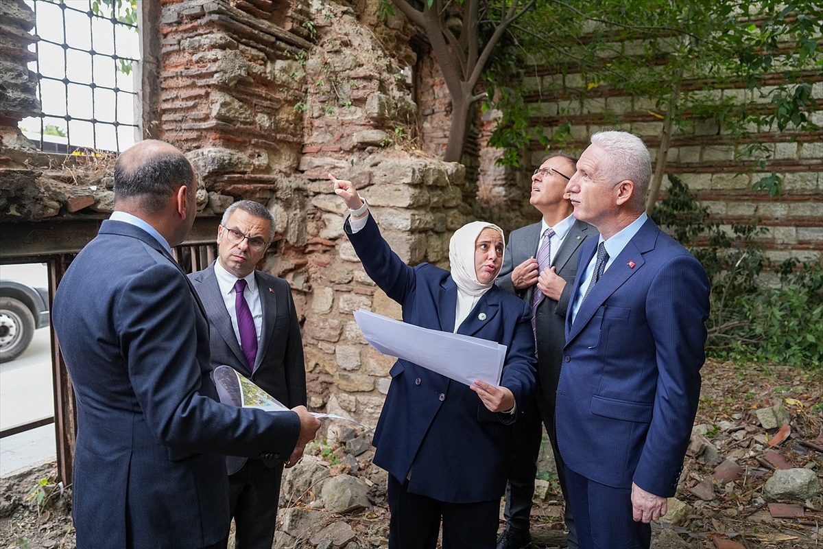 İstanbul Valisi Gül, Hatice Sultan Sıbyan Mektebi'ndeki restorasyonu inceledi