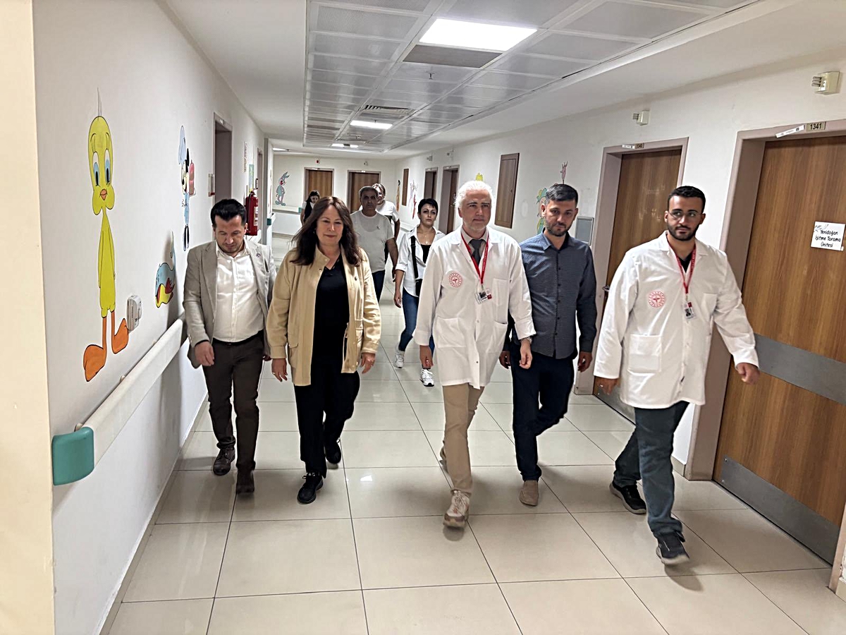İYİ Partili Sunat, Manisa saldırısı sonrası yaralı öğrencileri hastanede ziyaret etti