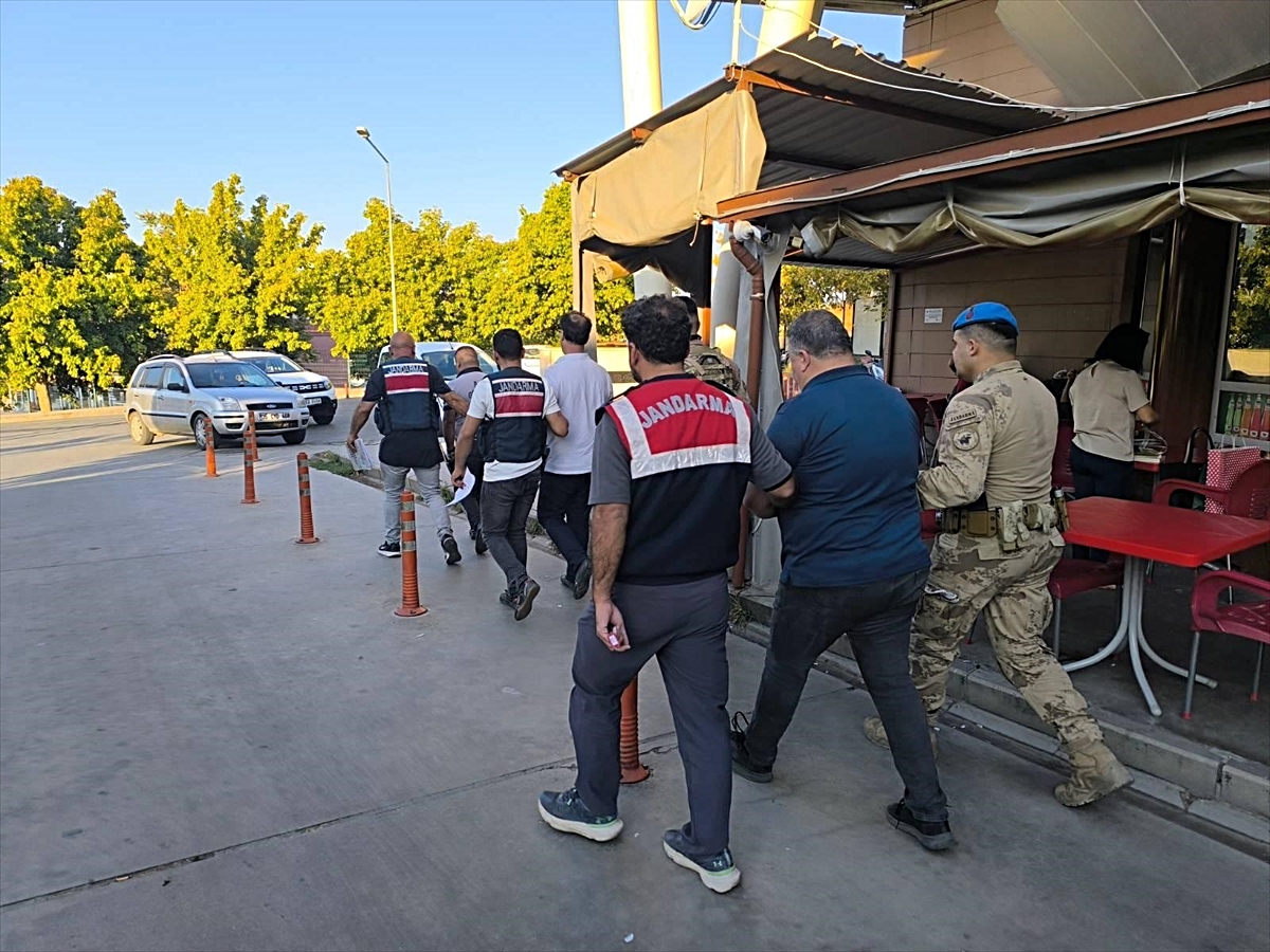 İzmir'de FETÖ operasyonunda 24 şüpheli gözaltına alındı, 3'ü tutuklandı