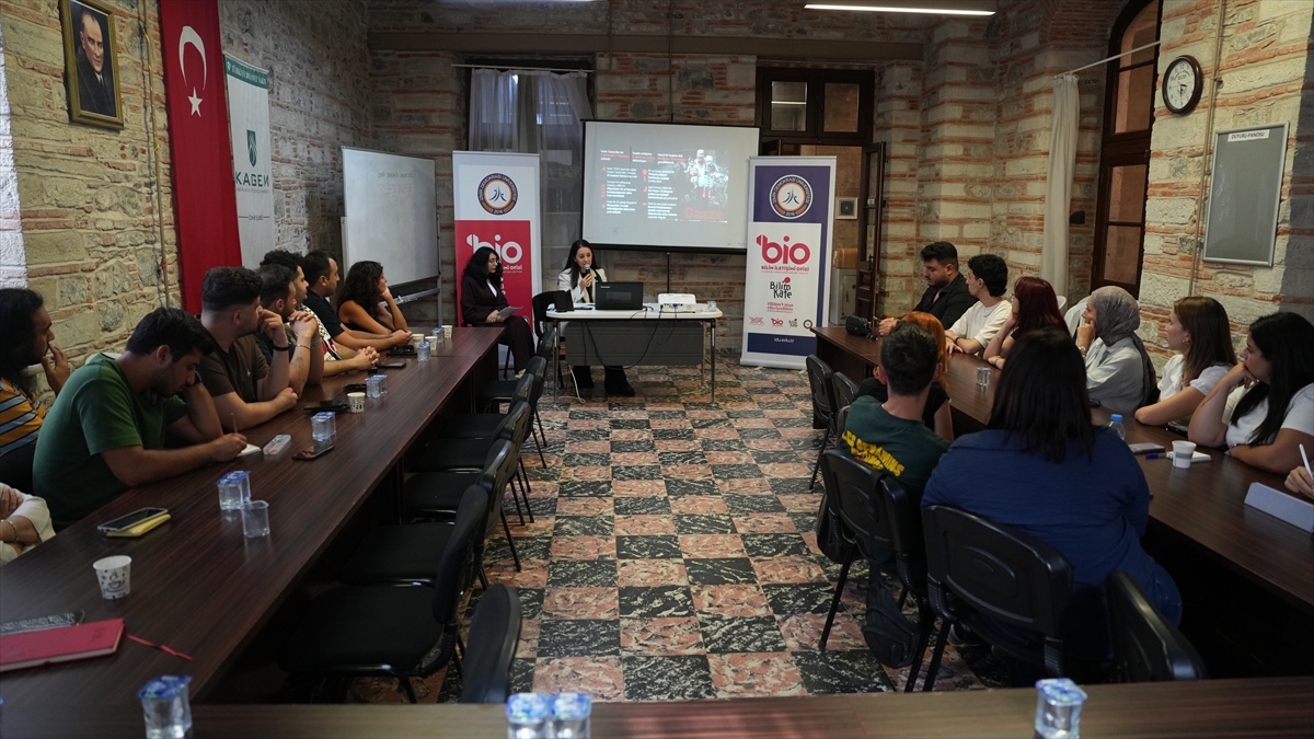 İzmir Demokrasi Üniversitesi, Gazze'de üniversite eğitimini söyleşide ele aldı