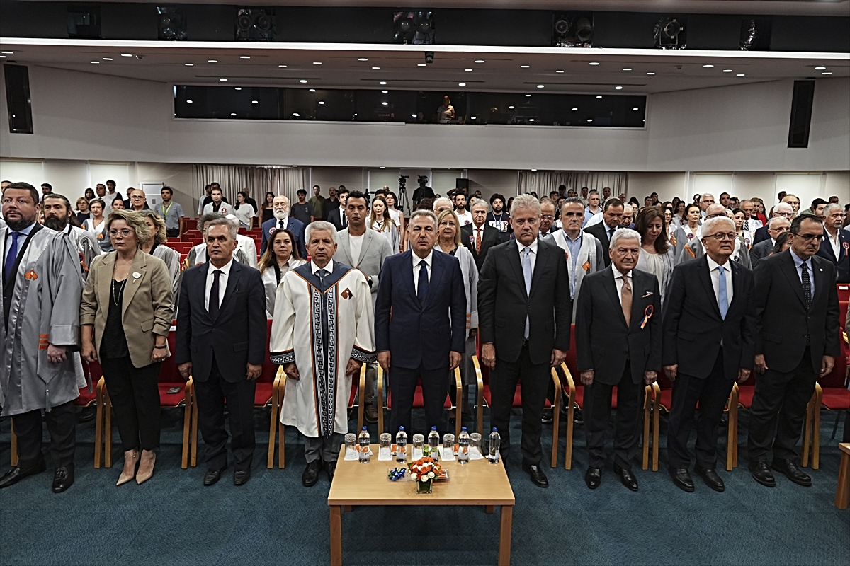 İzmir Ekonomi Üniversitesi töreninde Vali Elban öğrencilere afet yönetimini anlattı