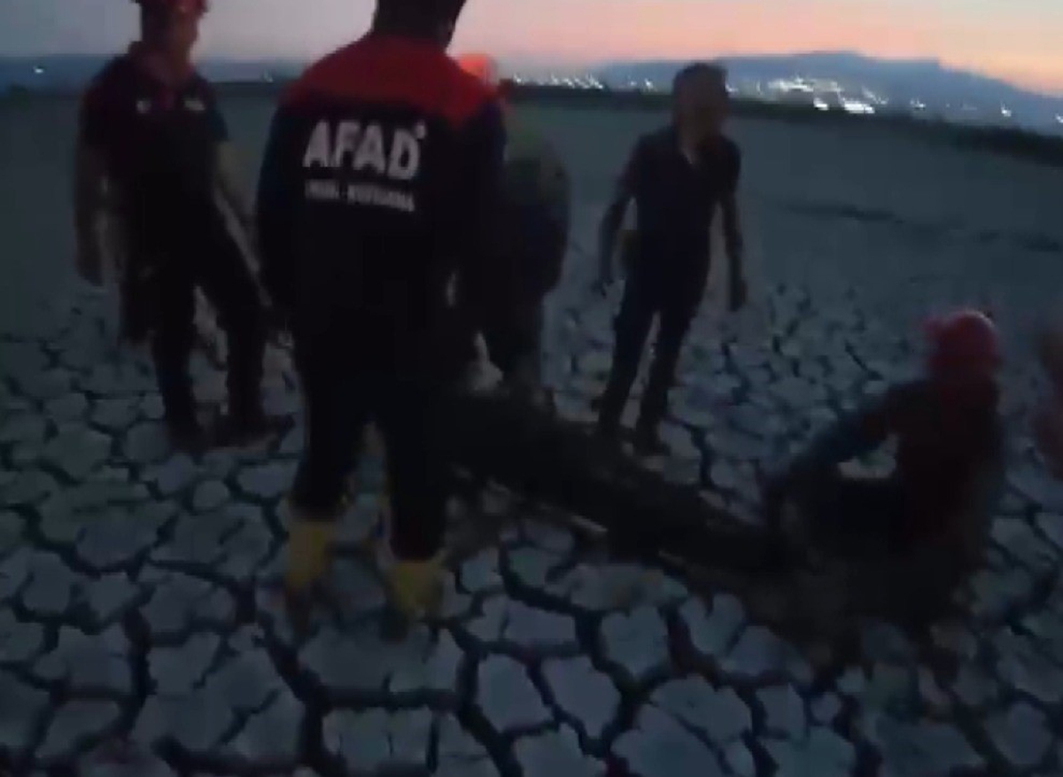 Kahramanmaraş'ta köprü altındaki çamurlu alanda mahsur kalan kişi kurtarıldı