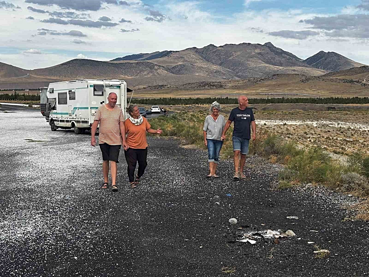 Karavanlı Alman turistler Konya Karapınar'da Meke ve Acıgöl'de kamp yaptı