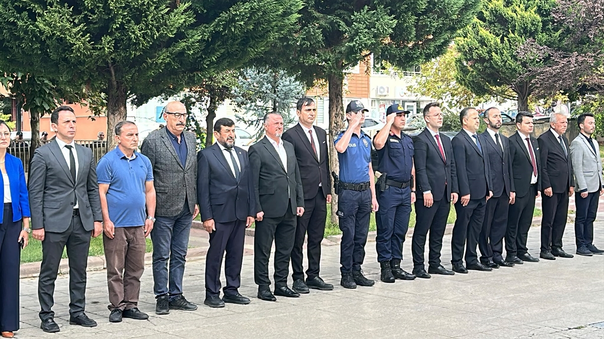 Kargı'da İlköğretim Haftası dolayısıyla Atatürk Anıtı'na çelenk sunuldu