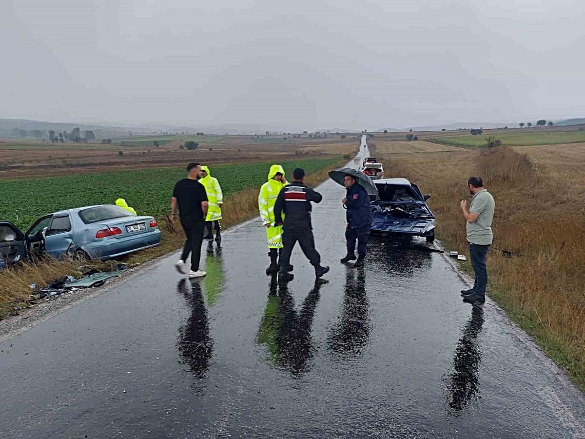 Kastamonu Devrekani'de kaygan yolda iki otomobil çarpıştı, 2 sürücü yaralandı.