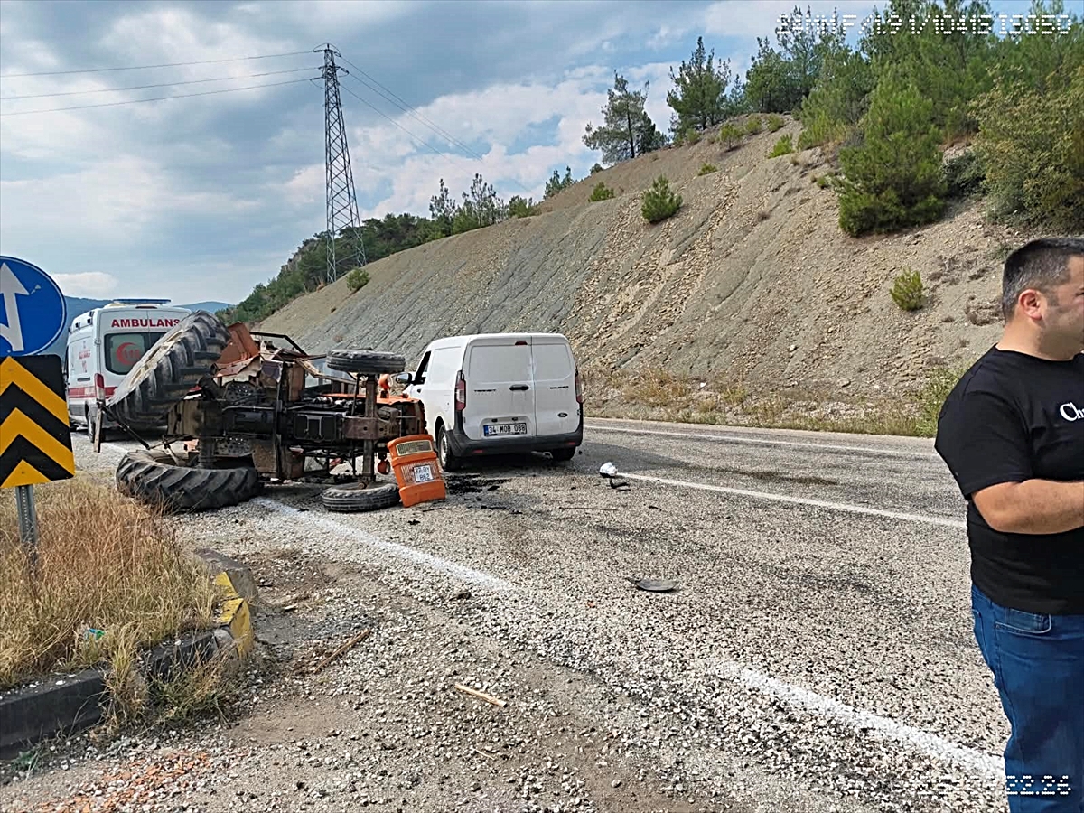 Kastamonu Hanönü'de traktörle çarpışan hafif ticari araç kazasında 1 kişi yaralandı