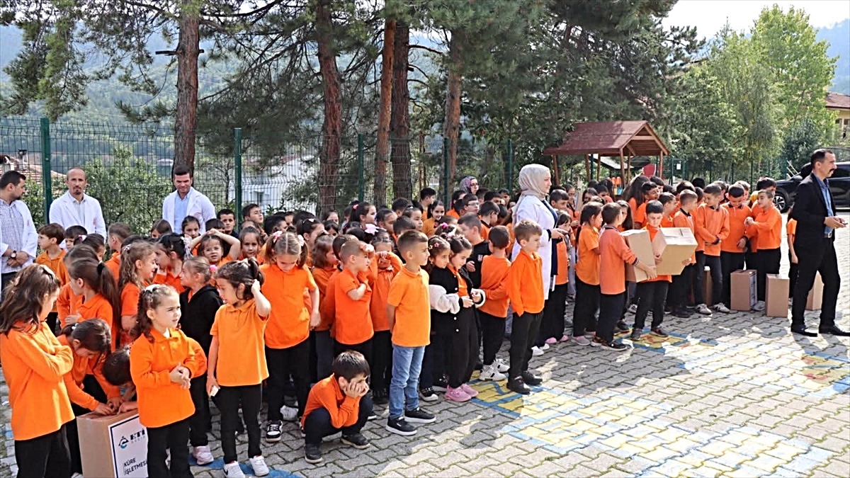 Kastamonu Küre'de kaymakamlık ve maden şirketi öğrencilere kırtasiye yardımı yaptı