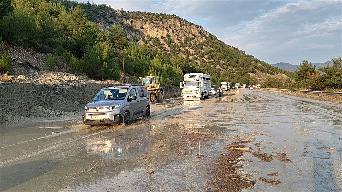 Kastamonu-Sinop kara yolu Hanönü yakınında temizlik sonrası normal akışına döndü