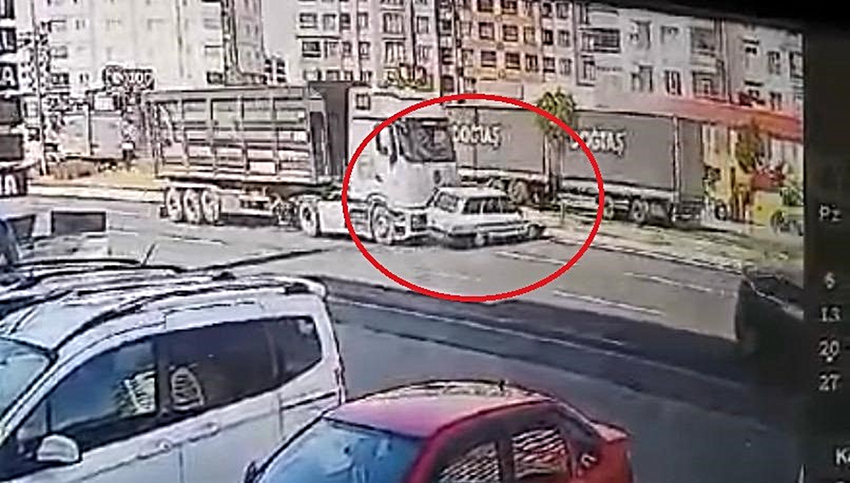 Kayseri Melikgazi'de tırla çarpışan otomobil takla attı
