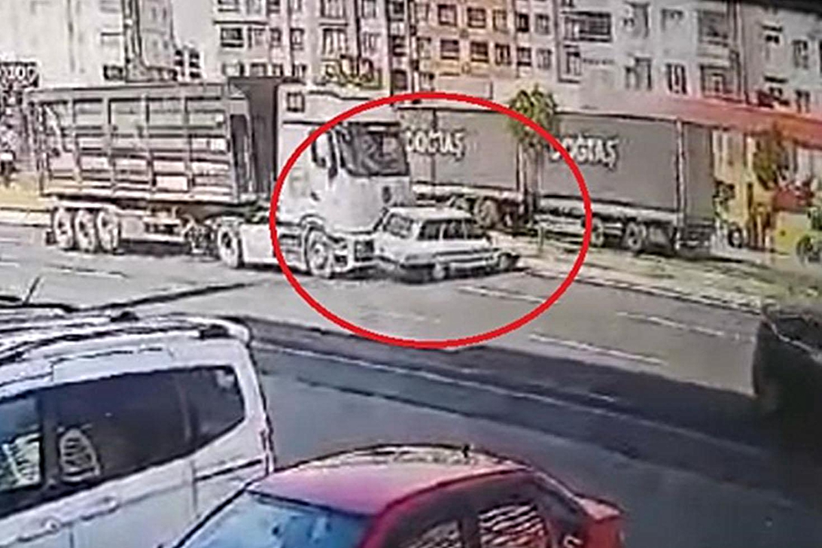 Kayseri Melikgazi'de tırla çarpışan otomobil takla attı, sürücü burnu kanamadan çıktı