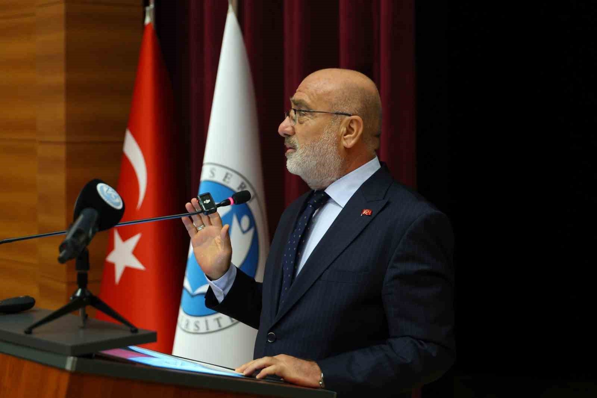 KAYÜ oryantasyonunda Rektör Karamustafa öğrencilere hitap etti, TOMTAŞ hediye verdi