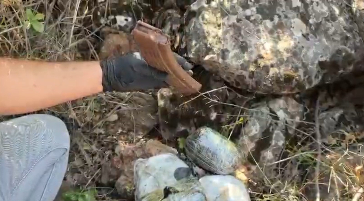Kilis'te operasyonda 1 kilo 855 gram takoz esrar ile AK-47 şarjörü ele geçirildi