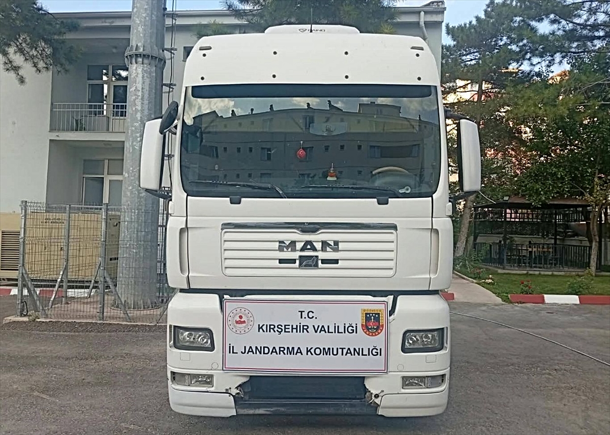 Kırşehir-Kayseri yolunda Jandarma, şasi numarası değiştirilmiş tırı ele geçirdi
