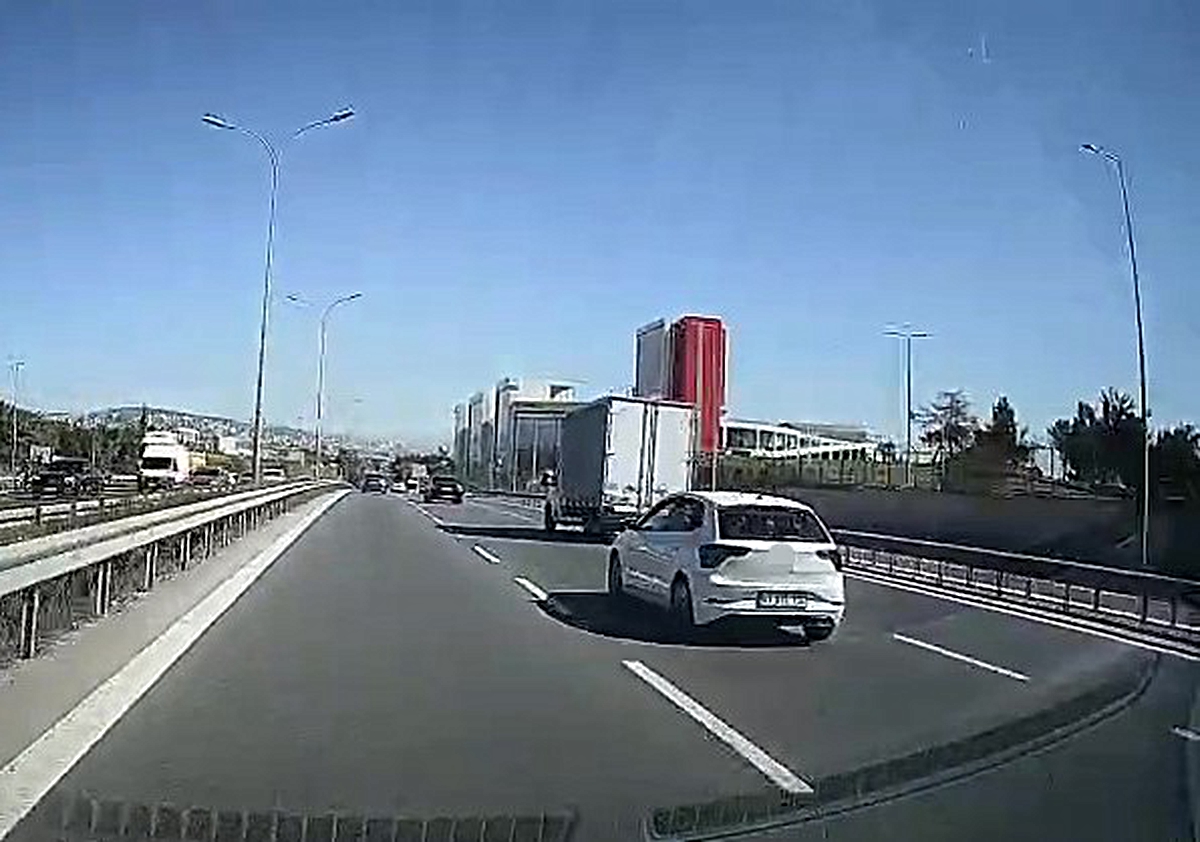 Kocaeli Çayırova'da makas atan kamyonet sürücüsü, kamerada araçları tehlikeye attı