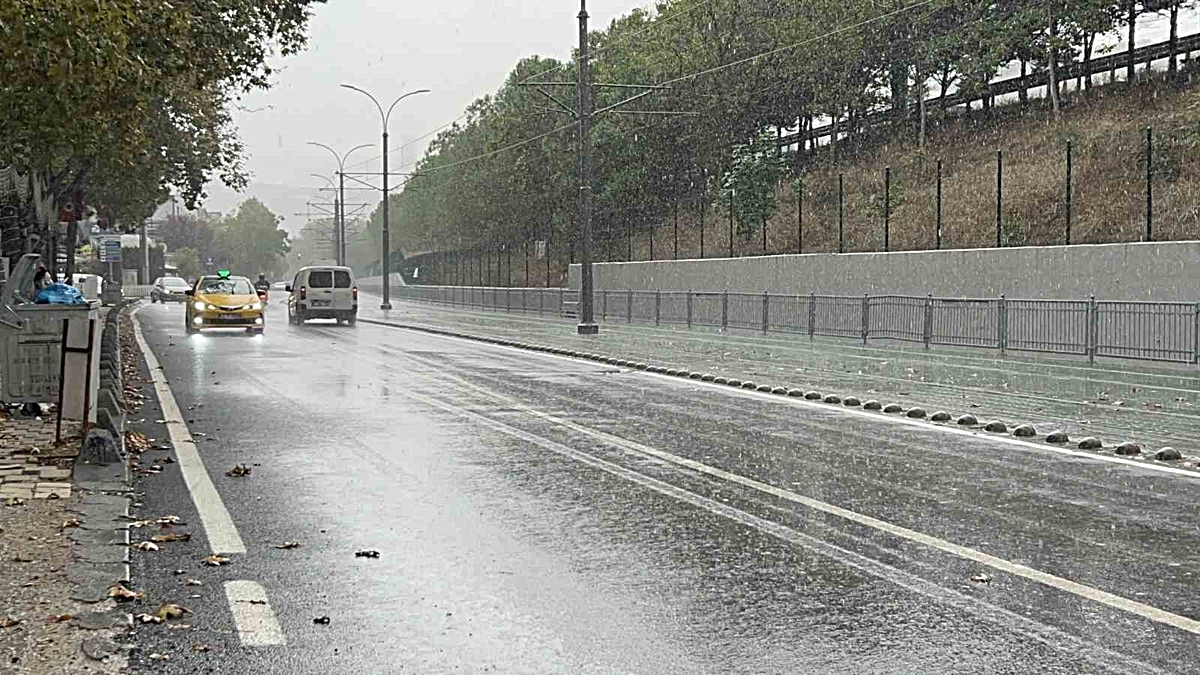 Kocaeli'de sağanak su baskınlarına yol açtı! Valilik uyardı: Yağış çarşamba akşamına kadar sürecek