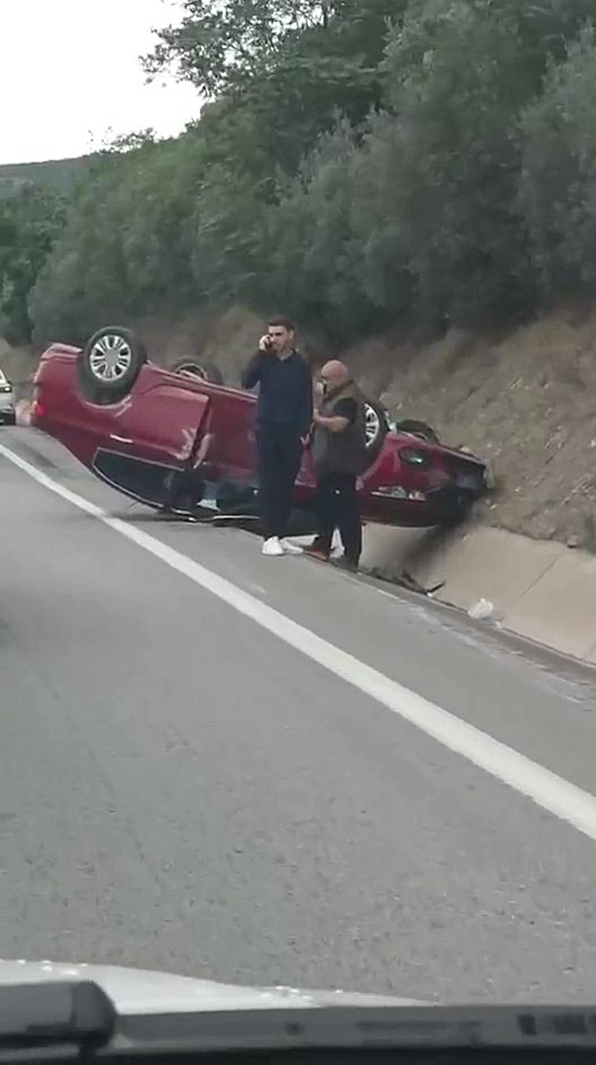 Kocaeli Körfez'de D-100 Hereke mevkisinde takla atan otomobil çekiciyle kaldırıldı