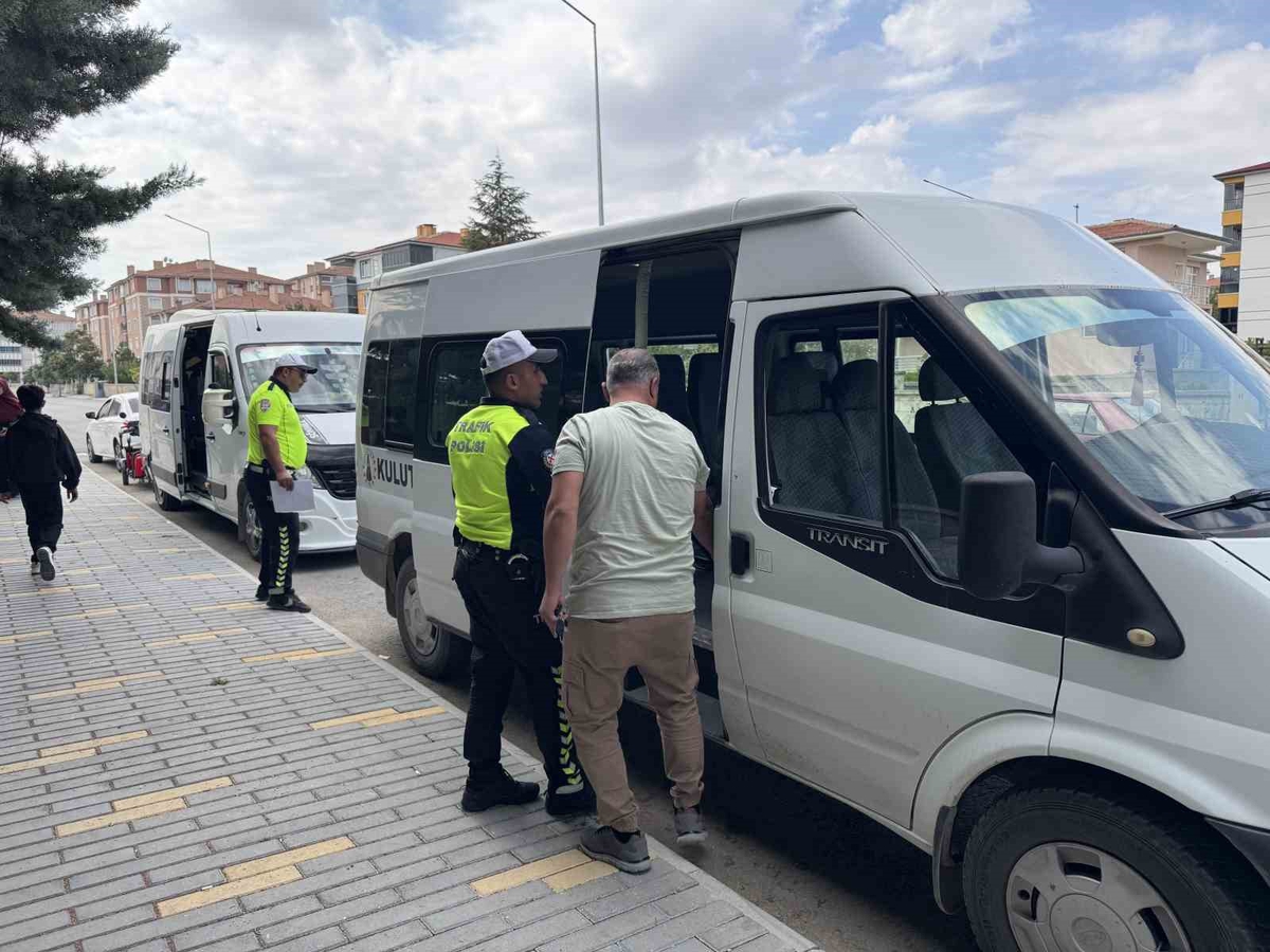 Konya Kulu'da polis, okul çevreleri ve öğrenci servislerini denetledi