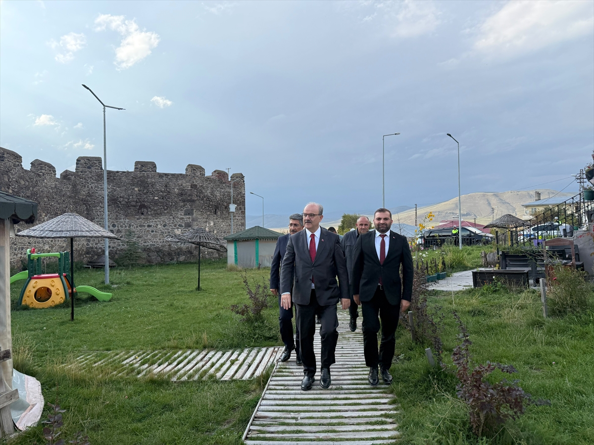 Kültür ve Turizm Bakan Yardımcısı Çam, Ardahan'da kale ve kongre binasını gezdi